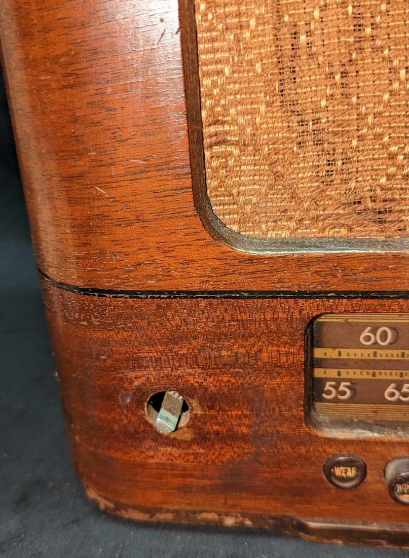 Vintage RCA Victor Tube Radio - 3