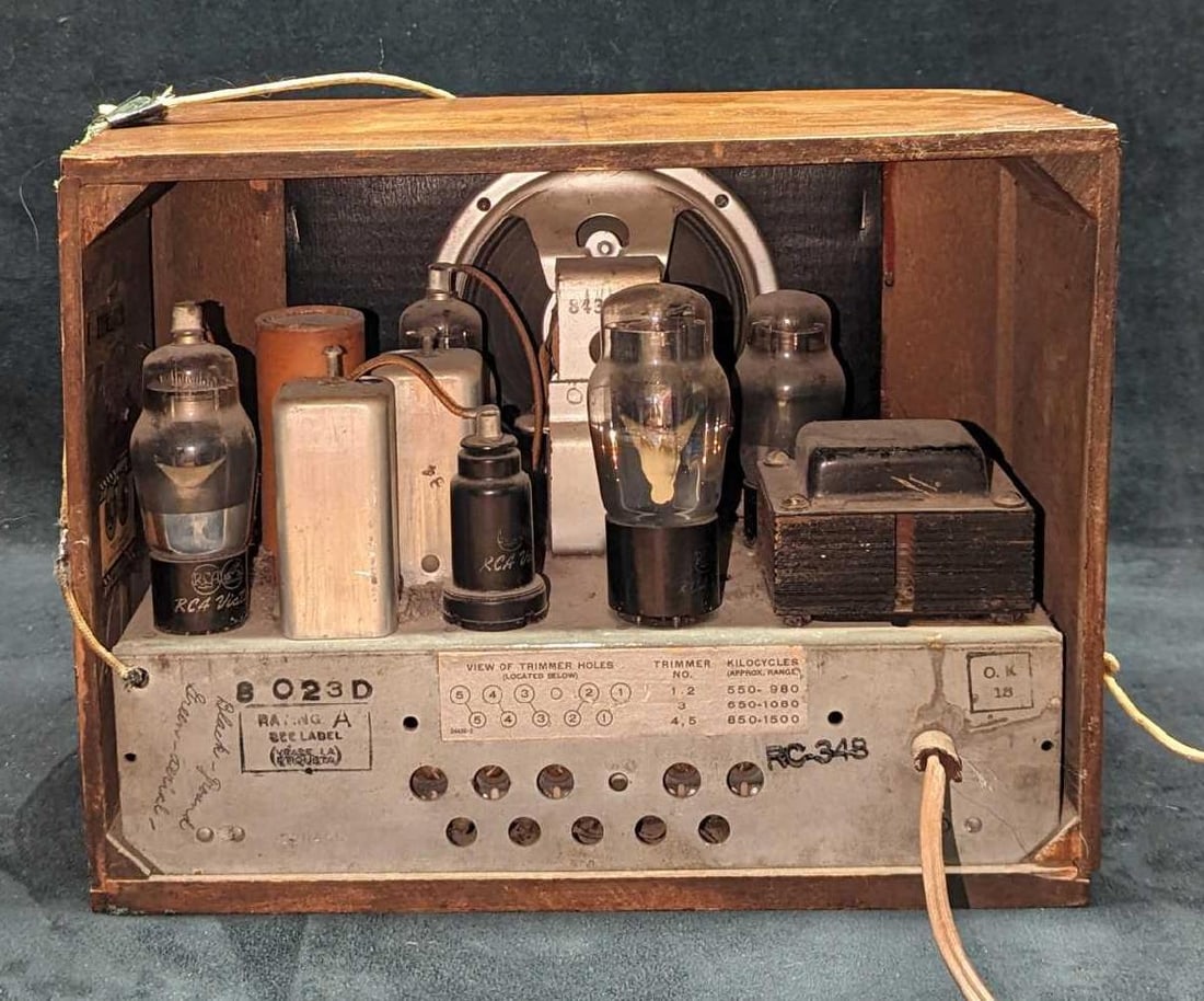 Vintage RCA Victor Tube Radio - 4