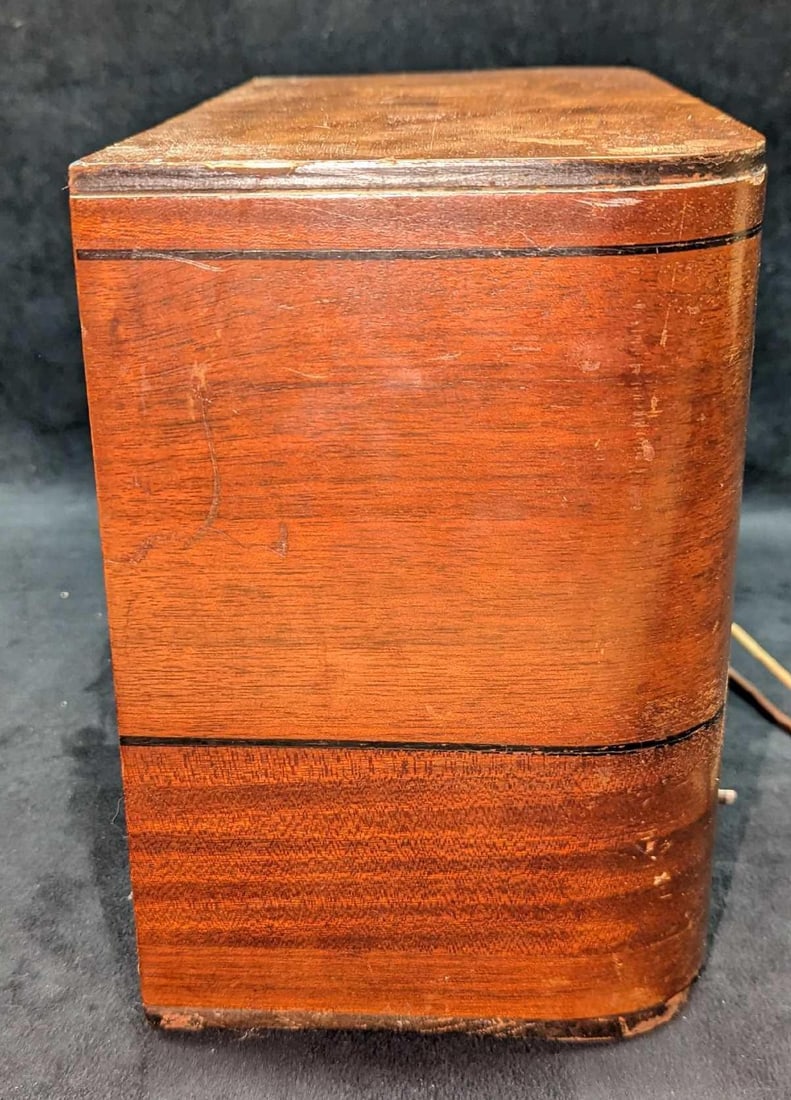 Vintage RCA Victor Tube Radio - 6