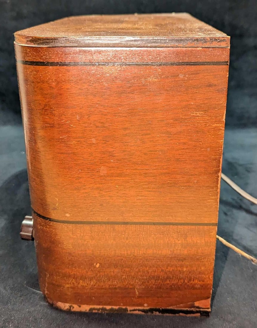 Vintage RCA Victor Tube Radio - 8