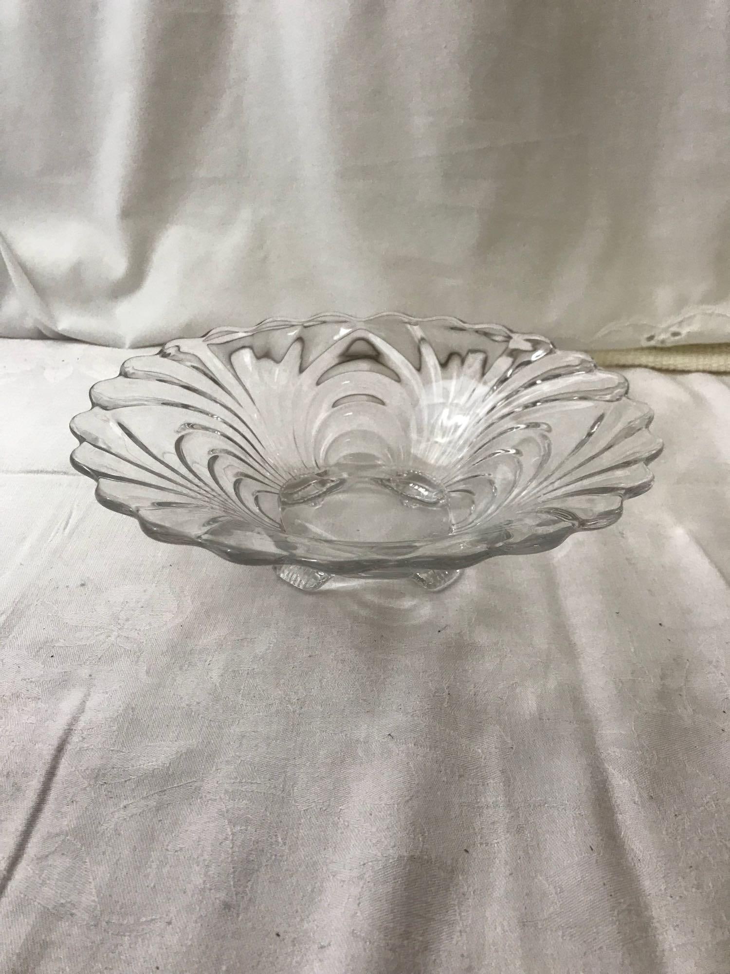 Vintage Hollywood Regency Glass Bowl, Cambridge Caprice Pattern: Vintage Hollywood Regency Glass Bowl; Cambridge Caprice Pattern. Measures at approximately 10" D x 3" H.