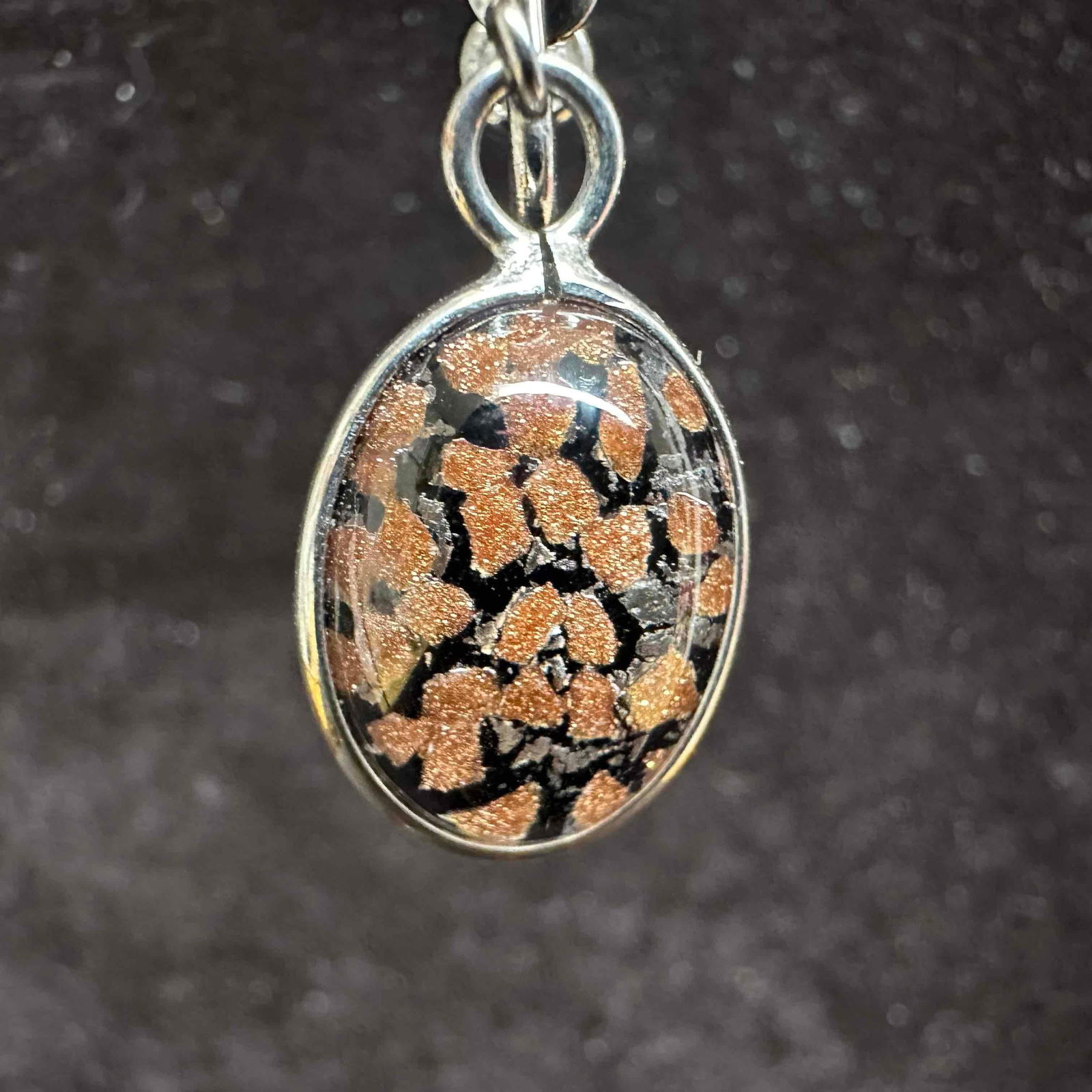 1/20 12KT Gold Filled Glass Black and Copper Accent Earrings G93: The earrings feature a screw back clasp closure. This item is in good pre-owned, previously displayed condition with light wear, and surface scratches. Overall good condition. Please reference all pho