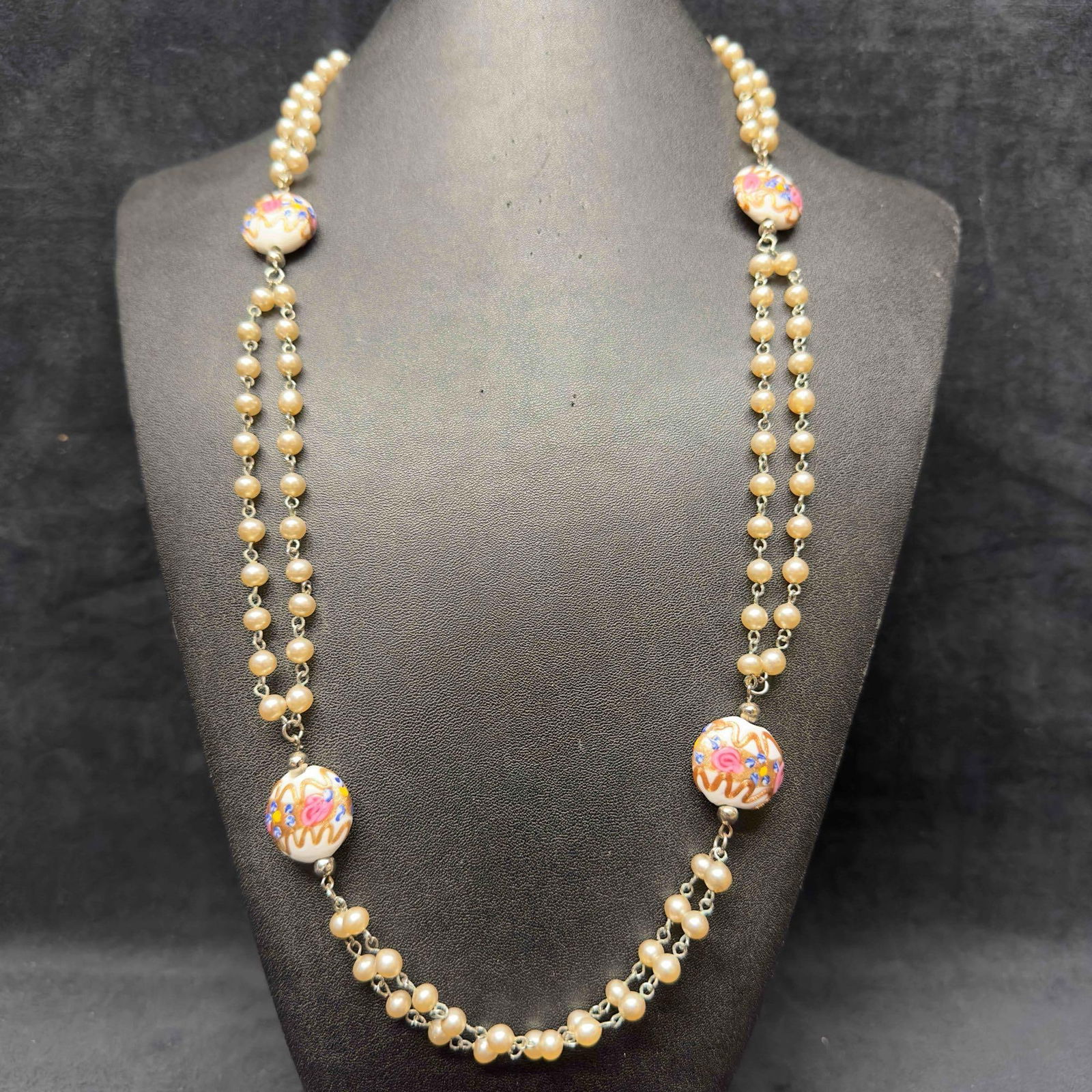 Murano Venetian Art Glass Lamp Work Bead White Beaded Floral Pearl Accents Necklace C17: Murano Venetian Art Glass Lamp Work Bead White Beaded Floral Pearl Accents Necklace C17. Necklace with white glass beads with beautiful designs on each. The necklace features pearl accents. The neckla