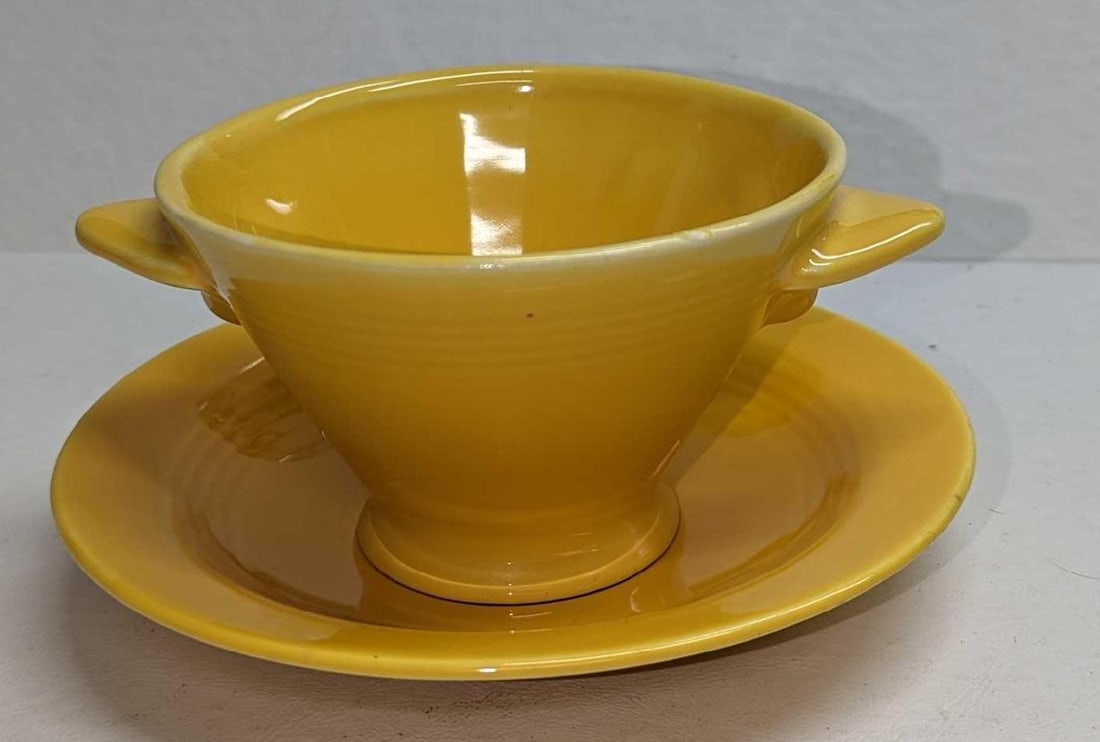 Vintage Ceramic Soup Bowl With Saucer: Vintage Ceramic Soup Bowl With Saucer. The bowl is approx 5 1/2" x 4 1/8", the saucer is approx 6" x 6" x 7/8" and the total weight is 0.81b. The bowl has a chip on the bottom.