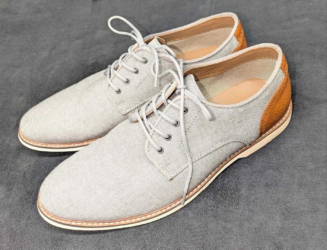 Men's Size 10 Steve Madden Oxford Shoes: Men's Size 10 Steve Madden Oxford Shoes. Does not come with the original box. Each shoe is approx 4 1/4" x 12" x 4 3/4" and the total weight is 1.87lb. The shoes have wear on the outsoles. Made of man