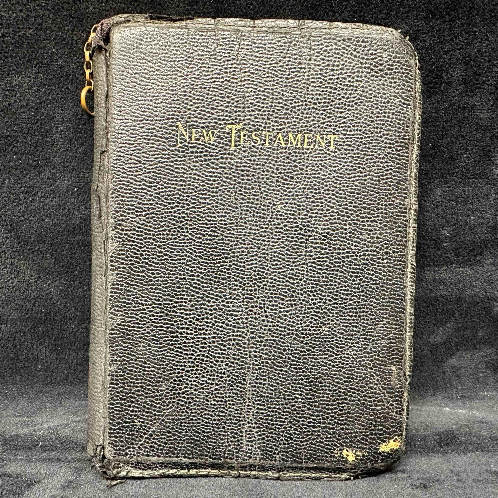 New Testament Zipper Bible Black World Publishing Company Book: The bible shows minor wear and tear on the front and back cover. Zipper works well. Hand written not on first inner page. Pages are in good condition gently used. This item is in good pre-owned,