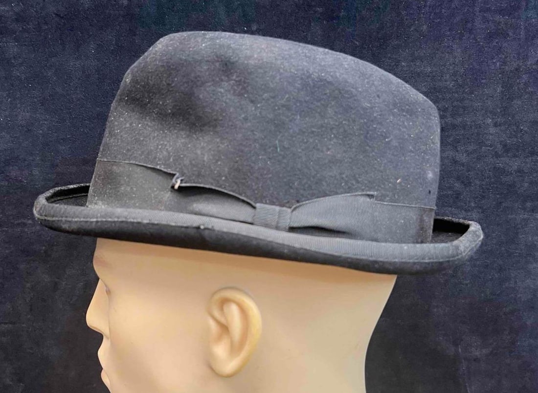 1950's/60's Beaver Hat Style United Kingdom Size 6-7/8: This lot contains a 1950's/60's Beaver Hat Style United Kingdom Size 6-7/8. It is approx 11" x 8" x 4". Total weight is 4oz. Overall the hat is in average pre owned condition with wear from aging and