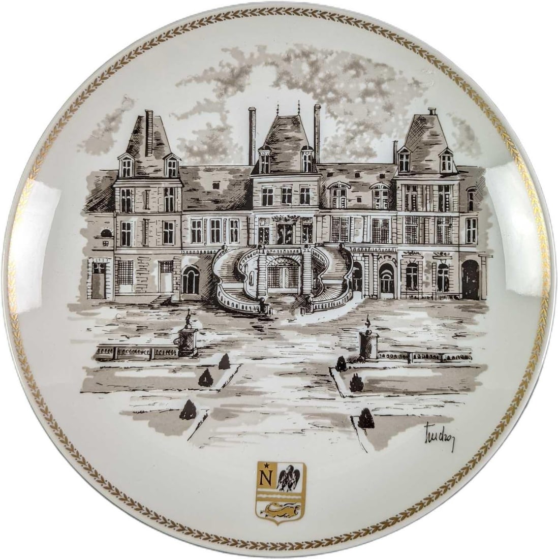 Vintage Fountainebleau LE Lourioux Plate: Fountainebleau limited edition porclean plate by L. Lourioux France. Marked on reverse Chateaux de France, No. 1, Limited Edition, L. Lourious, France, 1971. The plate is approx 9". It comes in its
