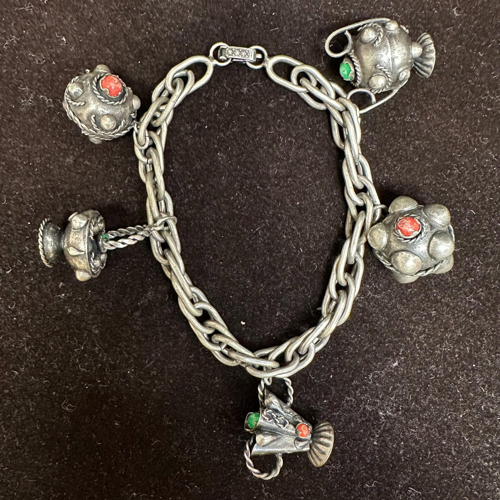 Silver 800 Faux Stone Setting Five Charm Dangle Bracelet K86: This item is in good pre-owned, previously used/displayed condition with noticeable light wear and surface scratches. Please reference all photos for full details. This piece of jewelry has been teste