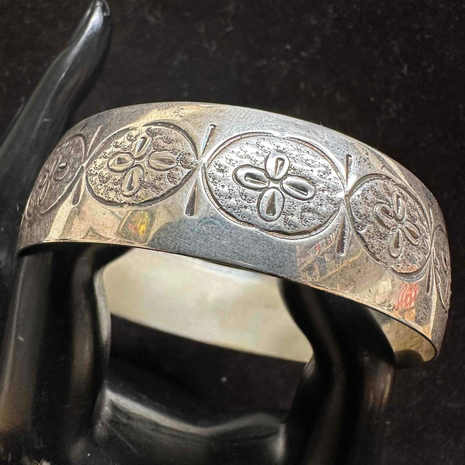Sterling Silver Wide Cuff Bangle Bracelet Textured Pattern H41: This item is in good pre-owned, previously used/displayed condition with noticeable light wear, and surface scratches. Please reference all photos for full details. This piece of jewelry has been test