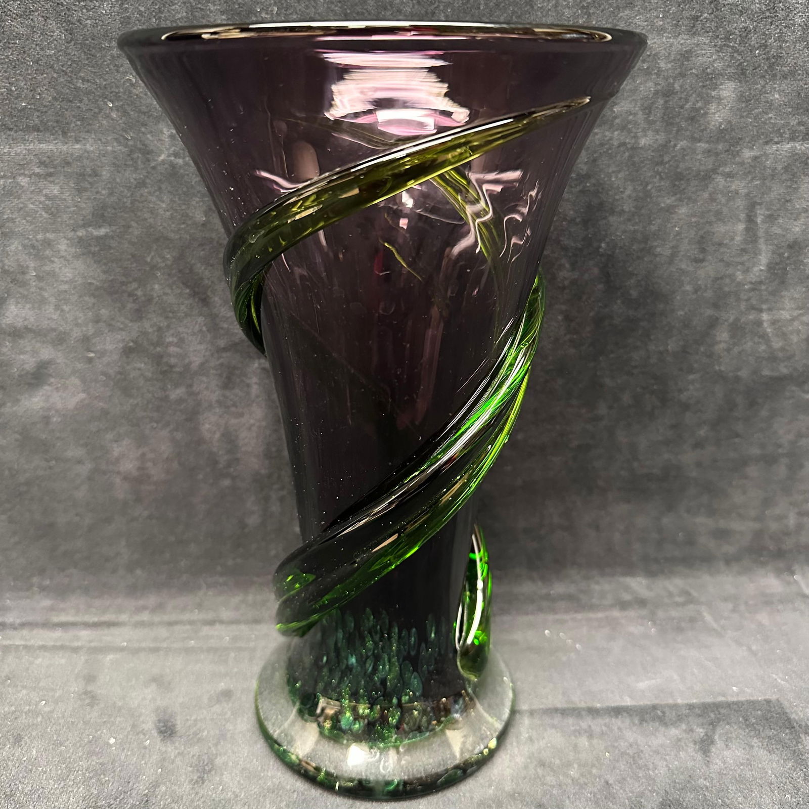 Amethyst and Green Art Glass Vase with Applied Spiral Decoration Telefora - 2