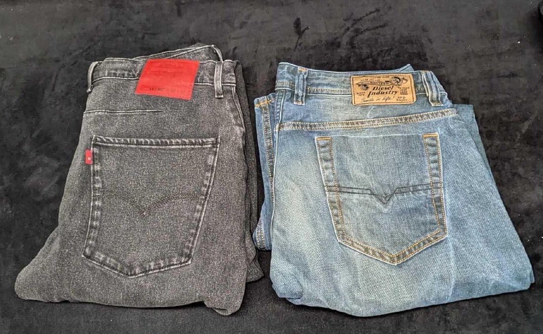Diesel Industry And Levi Strauss & Co Men's Size 32 Jeans: Diesel Industry And Levi Strauss & Co Men's Size 32 Jeans. This lot includes: (1) Diesel Industry Men's Size 32 Made In Italy. Viker -R-Box Regular Straight. This was made of 100% Cotton.