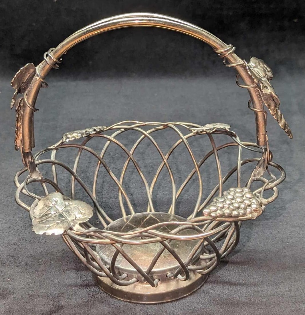 Vintage Godinger Silverplated Fruit Basket: Vintage Godinger Silverplated Fruit Basket. This is approx 7 1/2" x 7 1/2" x 3 1/2" (with the handle down) and it weighs 1.10lb. The basket has light tarnish and scratches. Please see the images as