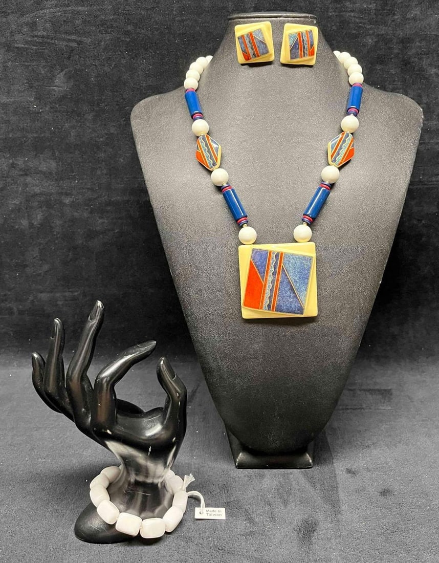 Beaded Jewelry Set: This lot contains a Beaded Jewelry Set. The set fits altogether in a small 9 1/2" x 6" plastic bag. Total weight is approx 5.3oz. Overall the set is in good used condition with some light we