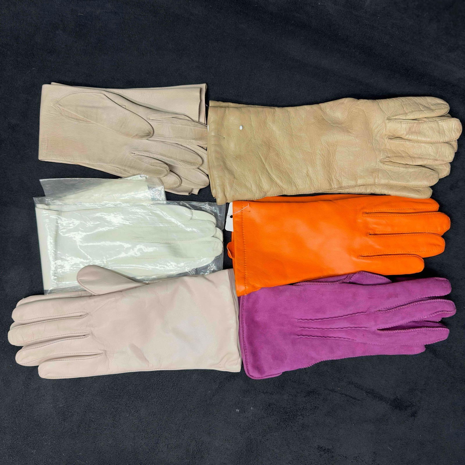 Cashmere Leather Glove Collection Lot of 6 Gloves: Cashmere Leather Glove Collection Lot of 6 Gloves. Various lot of gloves made of cashmere and leather. This collection of gloves includes various styles and colors. Some vintage gloves made by Preston