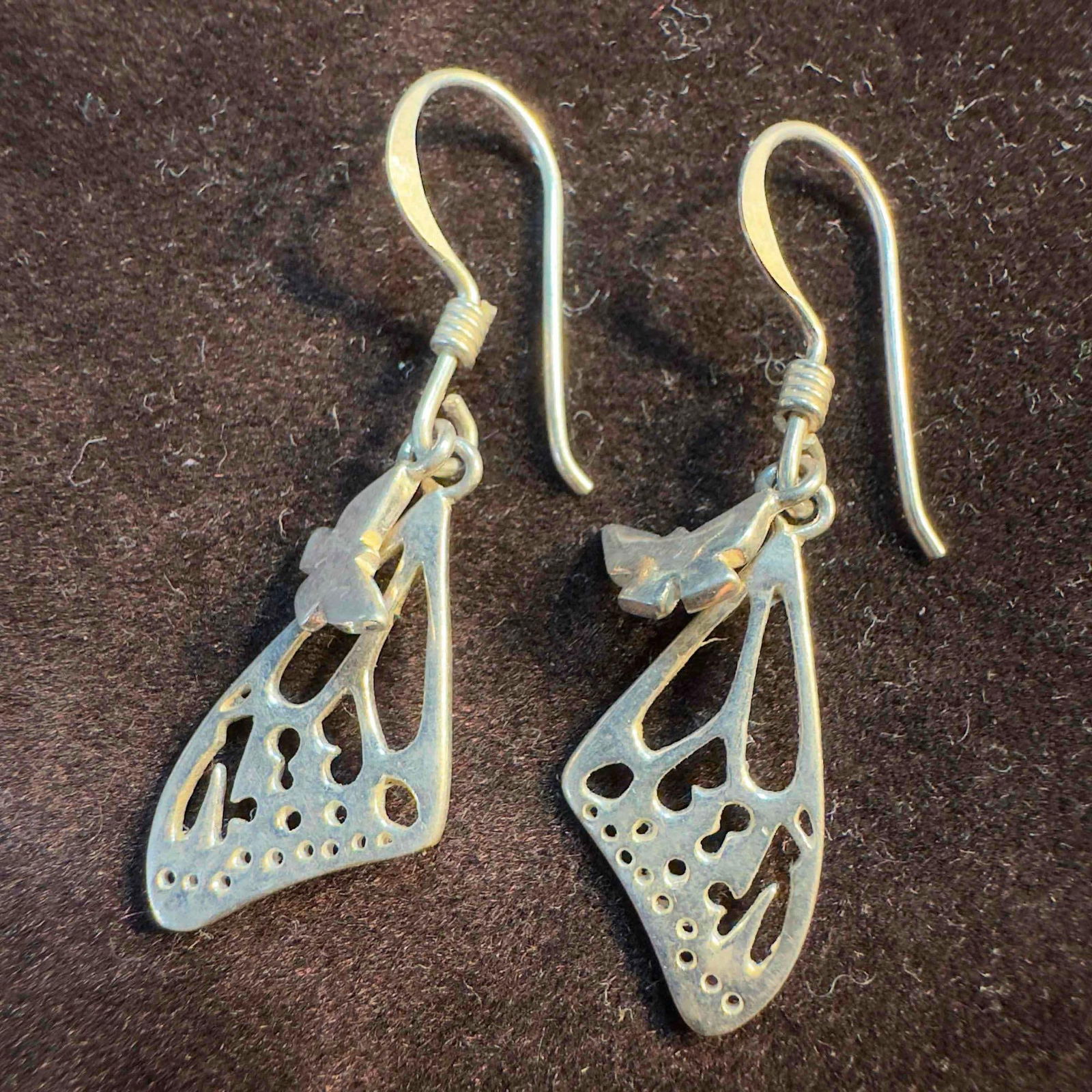Butterfly Wings Sterling Silver Dangle Earrings SS98: This item is in good pre-owned, previously used/displayed condition with noticeable light wear, and surface scratches. Please reference all photos for full details. This piece of jewelry has been