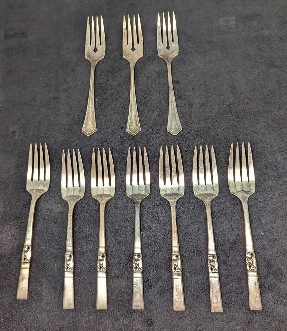 10 Vintage Silverplated Salad And Dinner Forks: 10 Vintage Silverplated Salad And Dinner Forks. This lot includes: (7) Community Silverplated Morning Star Forks. Each is approx 1" x 3/8" x 6 1/4" (3) Oneida Community Silverplated Salad