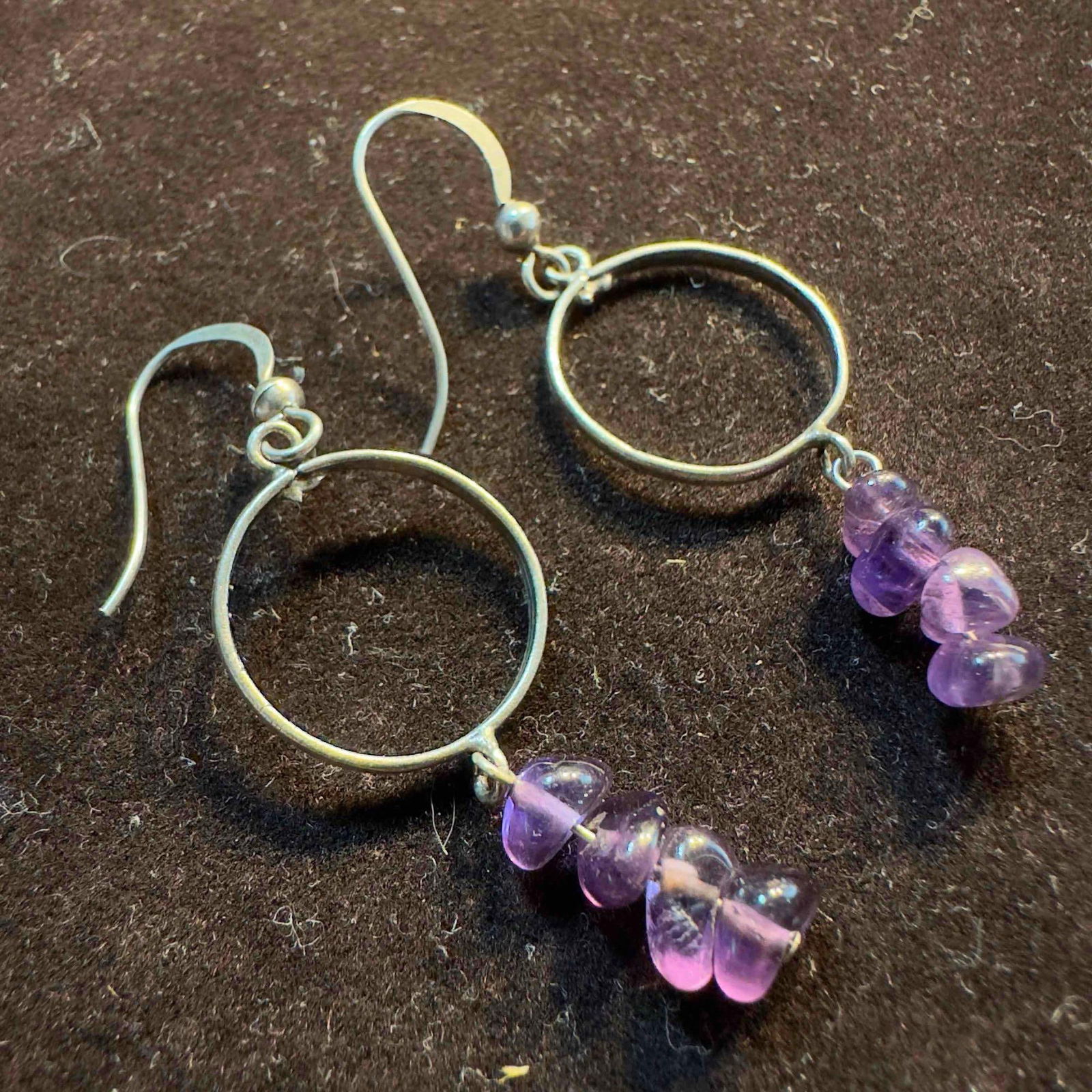Amethyst Stone Bead Circle Dangle Silver Earrings SS9B: This item is in good pre-owned, previously used/displayed condition with noticeable light wear, and surface scratches. Please reference all photos for full details. This piece of jewelry has been