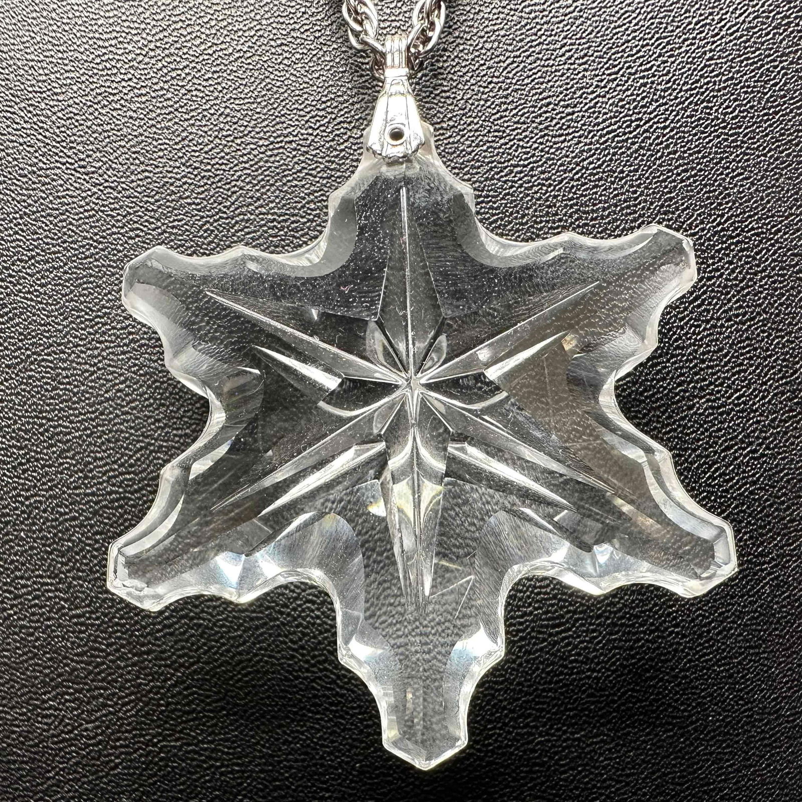 Gorham Cut Crystal Snowflake Pendant on Silver-Tone Chain Necklace K62: Large faceted clear crystal snowflake pendant on silver-tone twisted chain with barrel clasp. Pendant has brilliant sparkle and works as a necklace or display ornament. This items is in good pre-owned