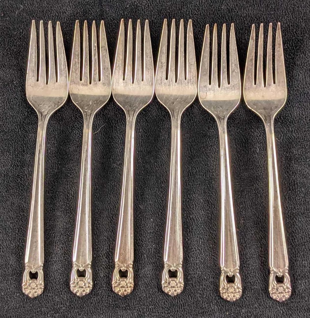 Six Vintage Eternally Yours Silverplate Forks: This lot includes Six " Eternally Yours" Silverplate Forks by International Silver. This retired series was released from 1941 - 1973. These are approx 6 1/2" long. Forks are in a good, vintage c