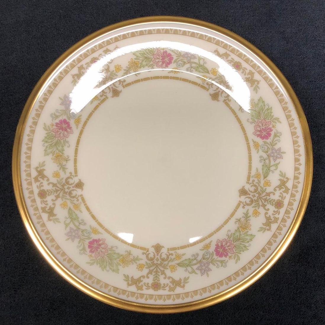 Lenox "Castle Garden" Gold Trim Bread Plate (1 pc): This lot contains a Lenox "Castle Garden" Gold Trim Bread & Butter Plate. Made in USA. It is approx 6-1/2" x 6-1/2" x 1/2" and weighs about 0.4lbs. Overall the China is in grea
