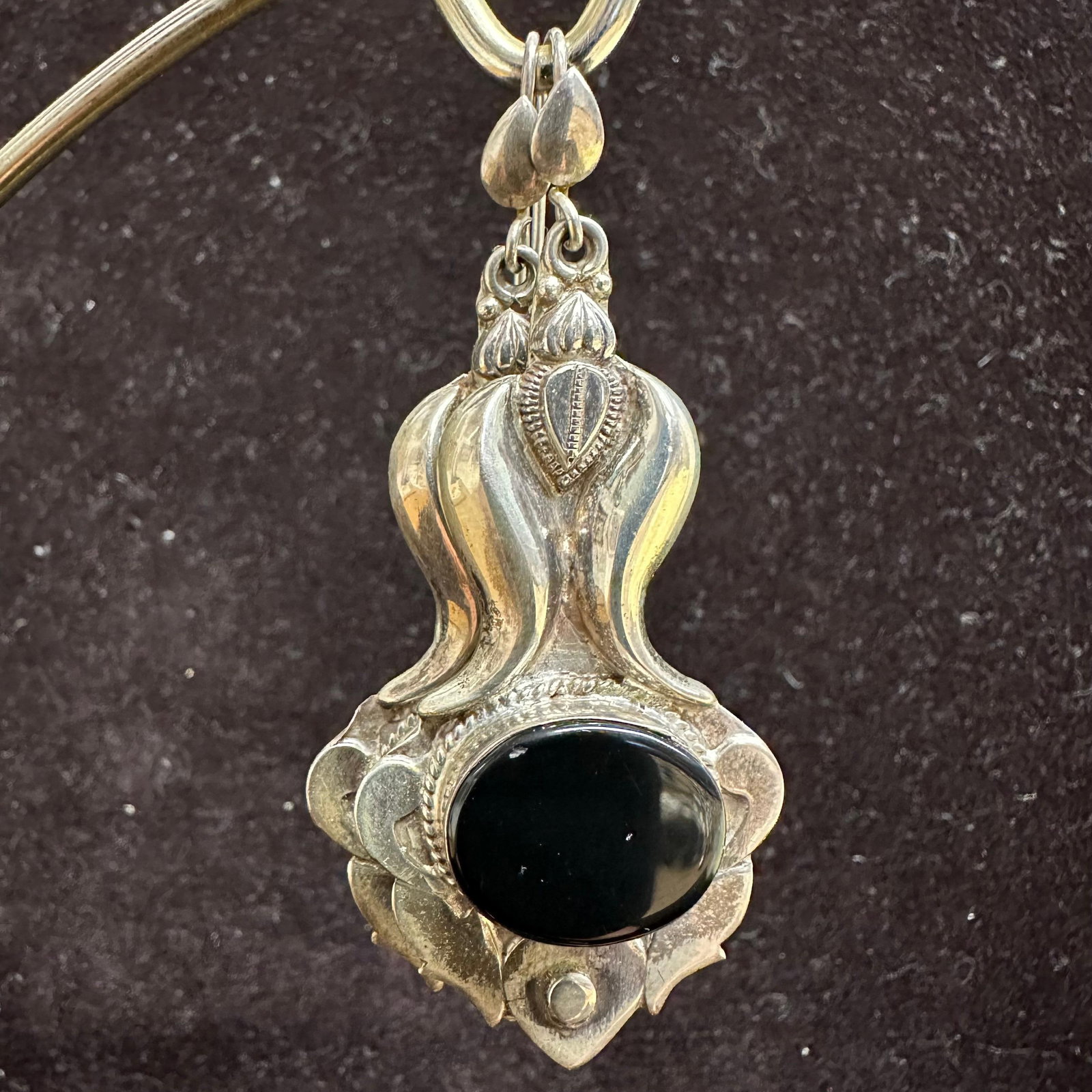 925 Sterling Black Onyx Oval Dangle Earrings L23: This item is in good pre-owned, previously used/displayed condition with noticeable light wear and surface scratches. Please reference all photos for full details. This piece of jewelry has been teste