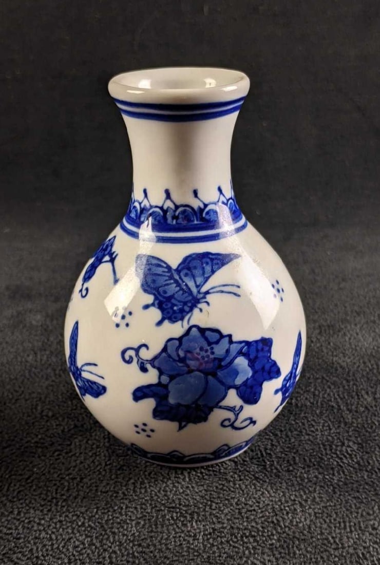 Assorted Small Chinese Ceramic Vases - 7