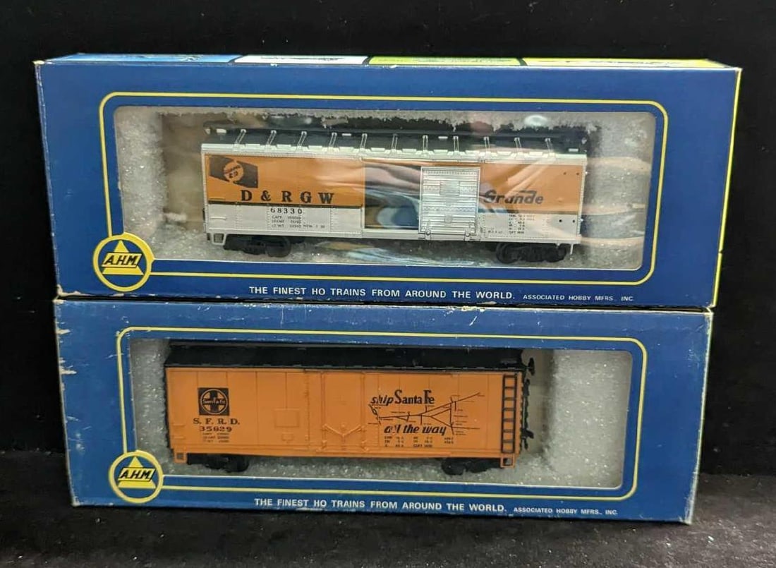 2 HO Scale Rio Grande & Sante Fe Boxcars (1 of 10)