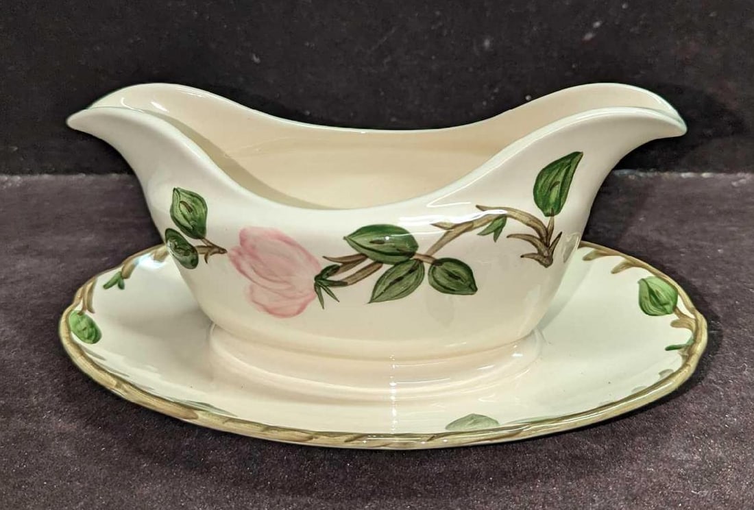 Retired Franciscan Desert Rose Gravy Boat With Underplate: Retired Franciscan Desert Rose Gravy Boat With Underplate. This is approx 9" x 4 3/4" x 4" and it weighs 1.32lb. The gravy boat with underplate with some wear on the bottom. Please see the i