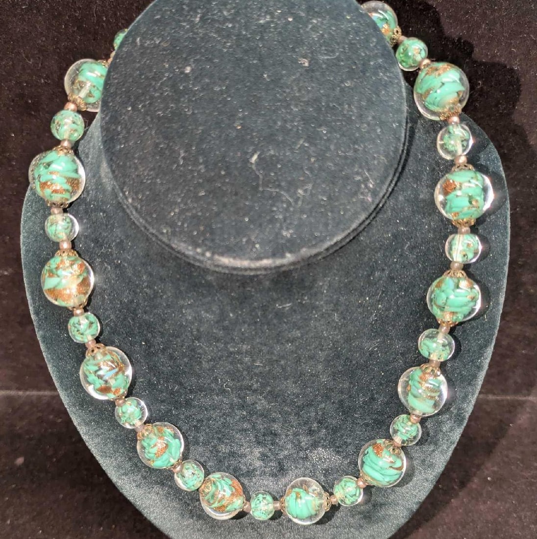 Vintage Italian Murano Art Aqua And Gold Glass Bead Necklace BB: Vintage Italian Murano Art Aqua And Gold Glass Bead Necklace BB. This is approx 18" and it weighs 0.18b. The necklace has a barrel clasp closure.