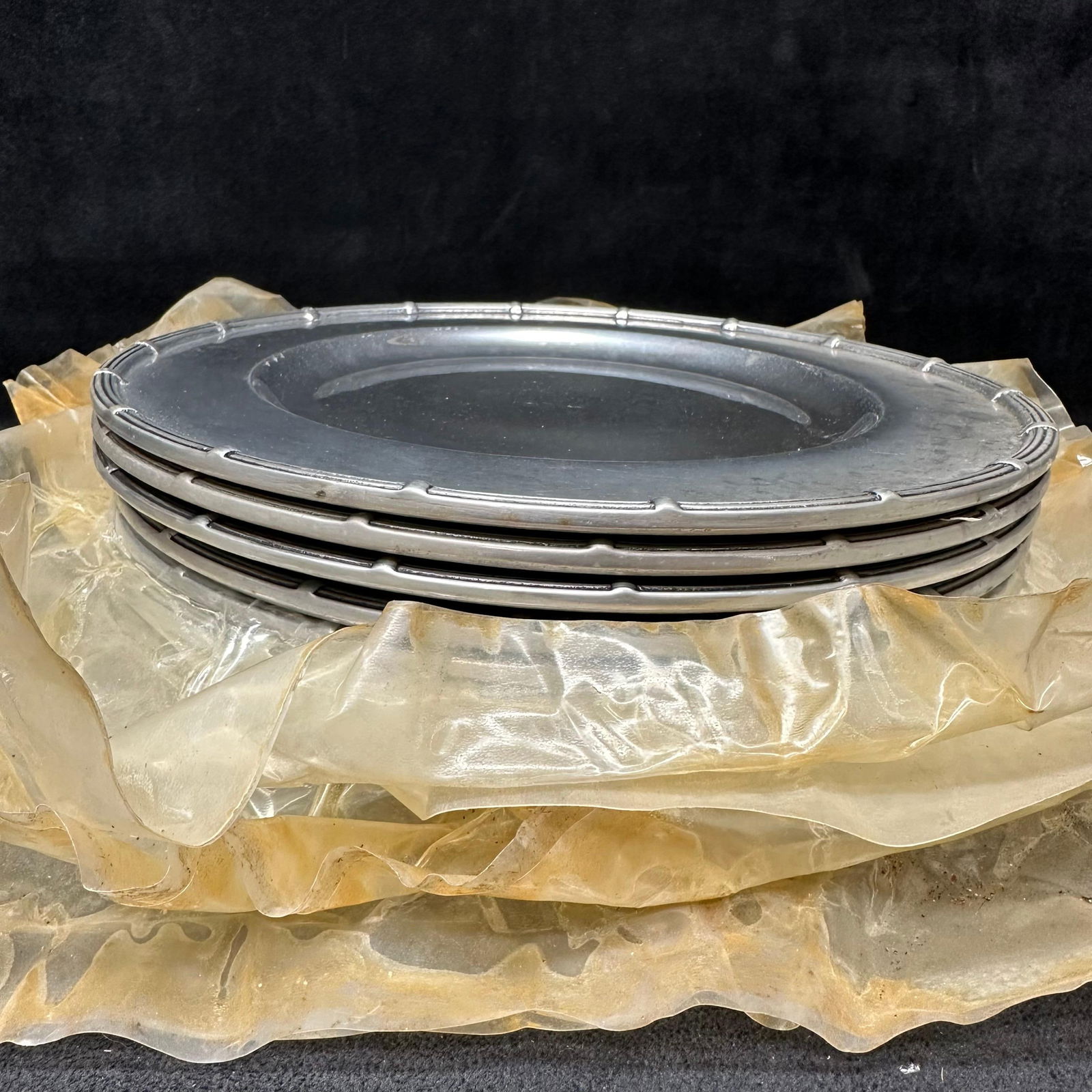 Set of 8 Wilton Armetale Pewter Plates Colonial Williamsburg Pattern RWP USA (1 of 8)