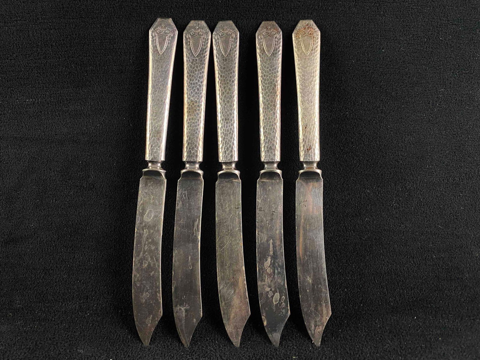 Antique Rogers & Bros 1916 Heraldic Pattern Mater Butter Knives Set of 5 (1 of 7)