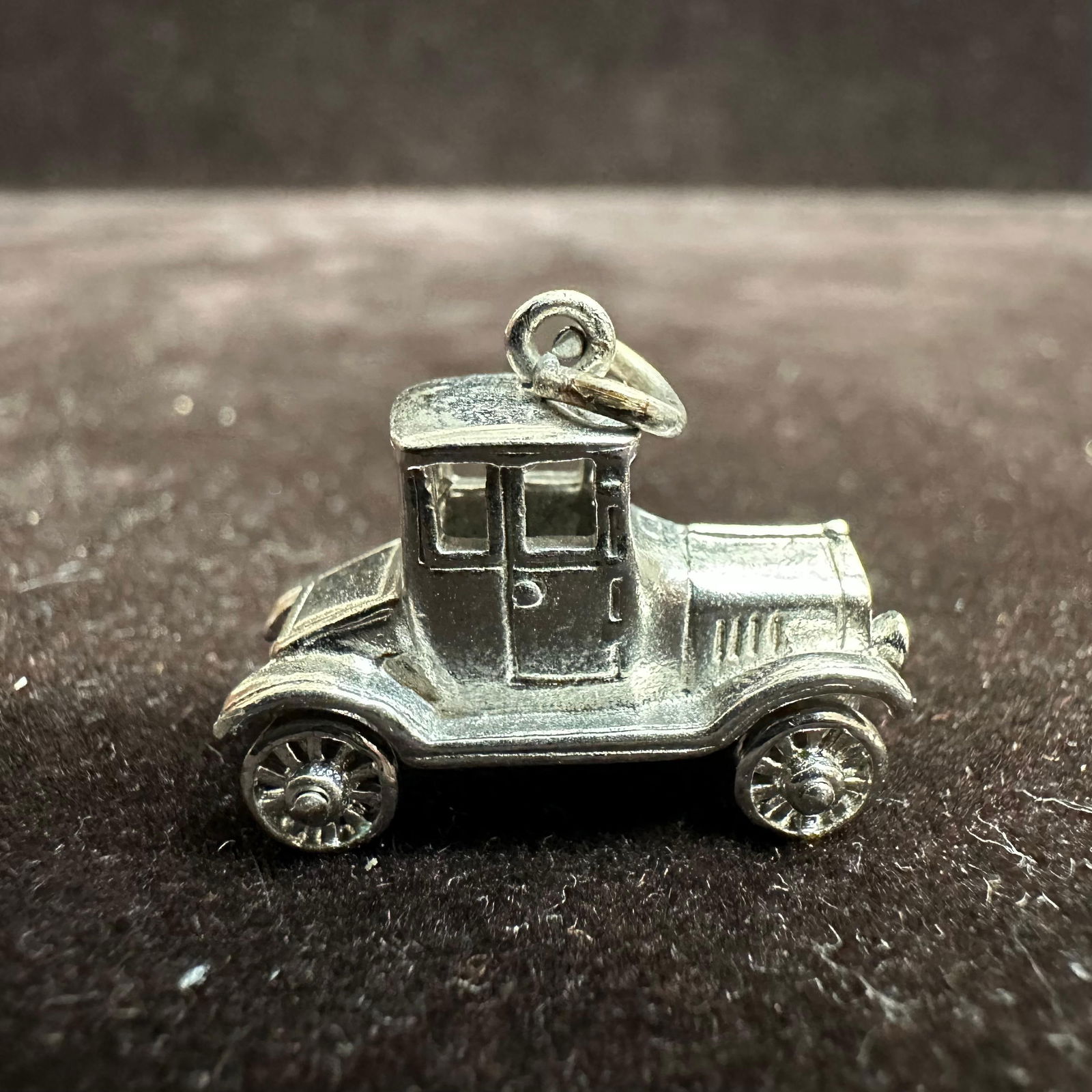 Small Moveable Rolling Wheels Car Silver Charm Q64 (1 of 7)