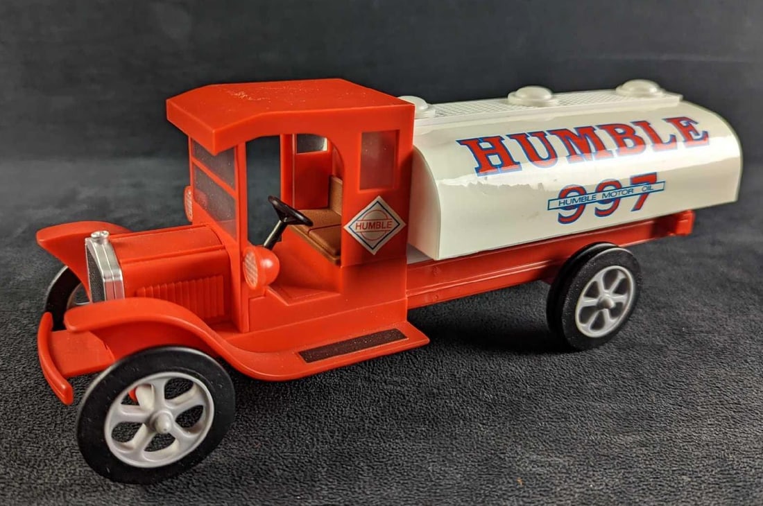 Humble Exxon 997 Toy Tanker Truck (1 of 12)