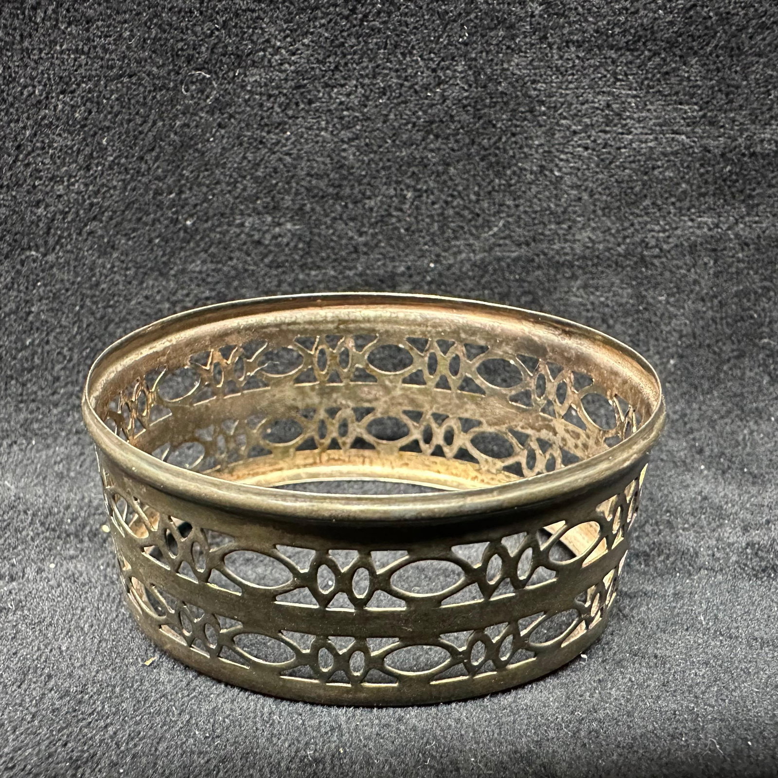 Sterling Silver Collectible Silverwork Piece: This item is in good pre-owned, previously used/displayed condition with noticeable light wear and surface scratches. Please reference all photos for full details. This piece of jewelry has been