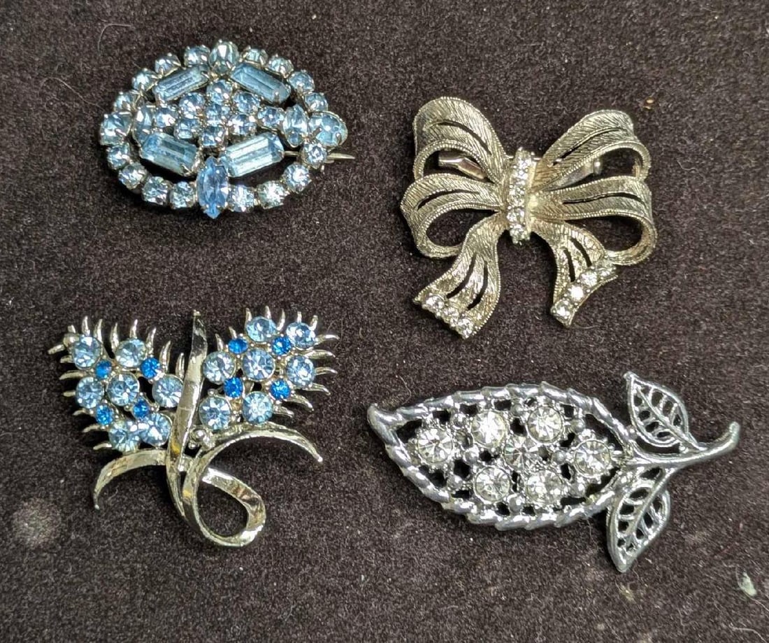 4 Vintage Silvertone Rhinestone Pin Brooches (1 of 6)