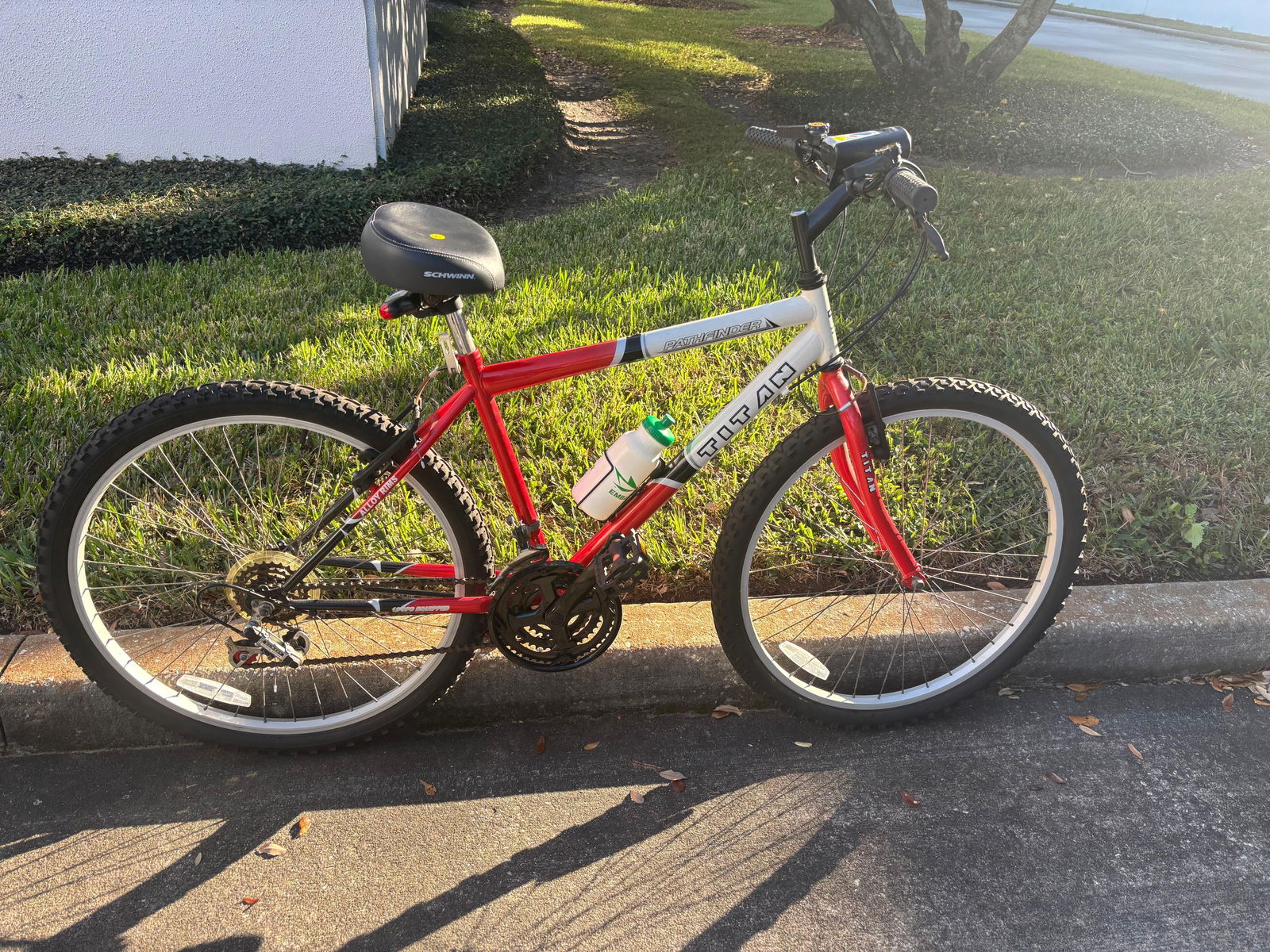 Titan Pathfinder 18-Speed Mountain Bike Bicycle Red and White (1 of 4)