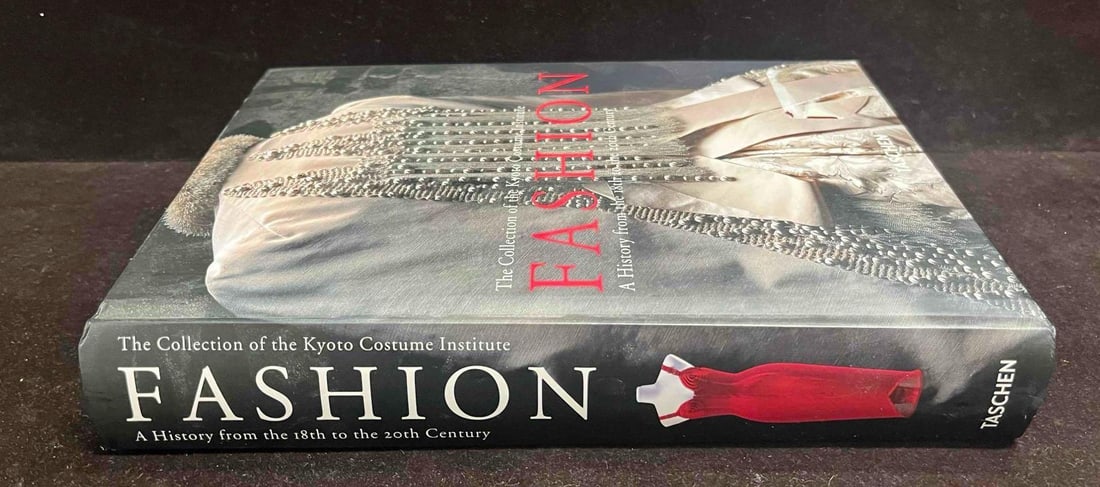 The Collection Of The Kyoto Costume Institute Fashion A History From The 18th To The 20th Century: This lot contains a hardcover copy of The Collection Of The Kyoto Costume Institute Fashion A History From The 18th To The 20th Century Taschen. The approx weight and dimensions are listed below. Over