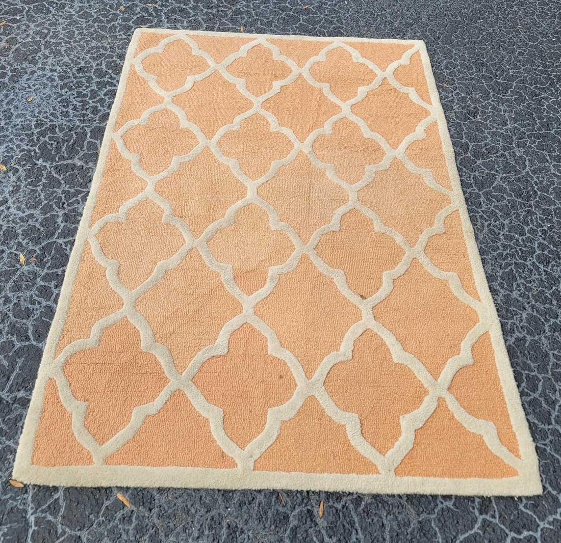 Safavieh Handmade Moroccan Cambridge Coral Ivory Wool Rug: Safavieh Handmade Moroccan Cambridge Coral Ivory Wool Rug. From India. In good used condition, needs to be cleaned. Approx. measures 4' x 6' and weights 18 lbs