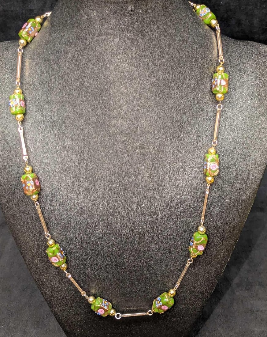 Vintage Italian Murano Green Art Glass Bead Necklace HHHHH: Vintage Italian Murano Green Art Glass Bead Necklace HHHHH Colorful glass beads with hand painted designs. This is approx 28" and it weighs 0.09lb.