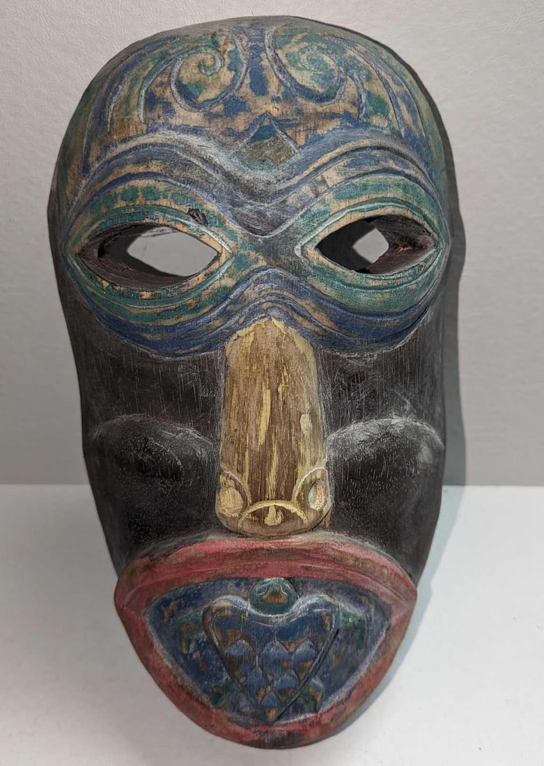 Vintage Wood Indonesian Wall Art Mask: Vintage Wood Indonesian Wall Art Mask. This is approximately 6" x 3" x 12" and it weighs 1.35lb. The mask has some signs of wear and color loss. This might have been made this way. Please see the imag
