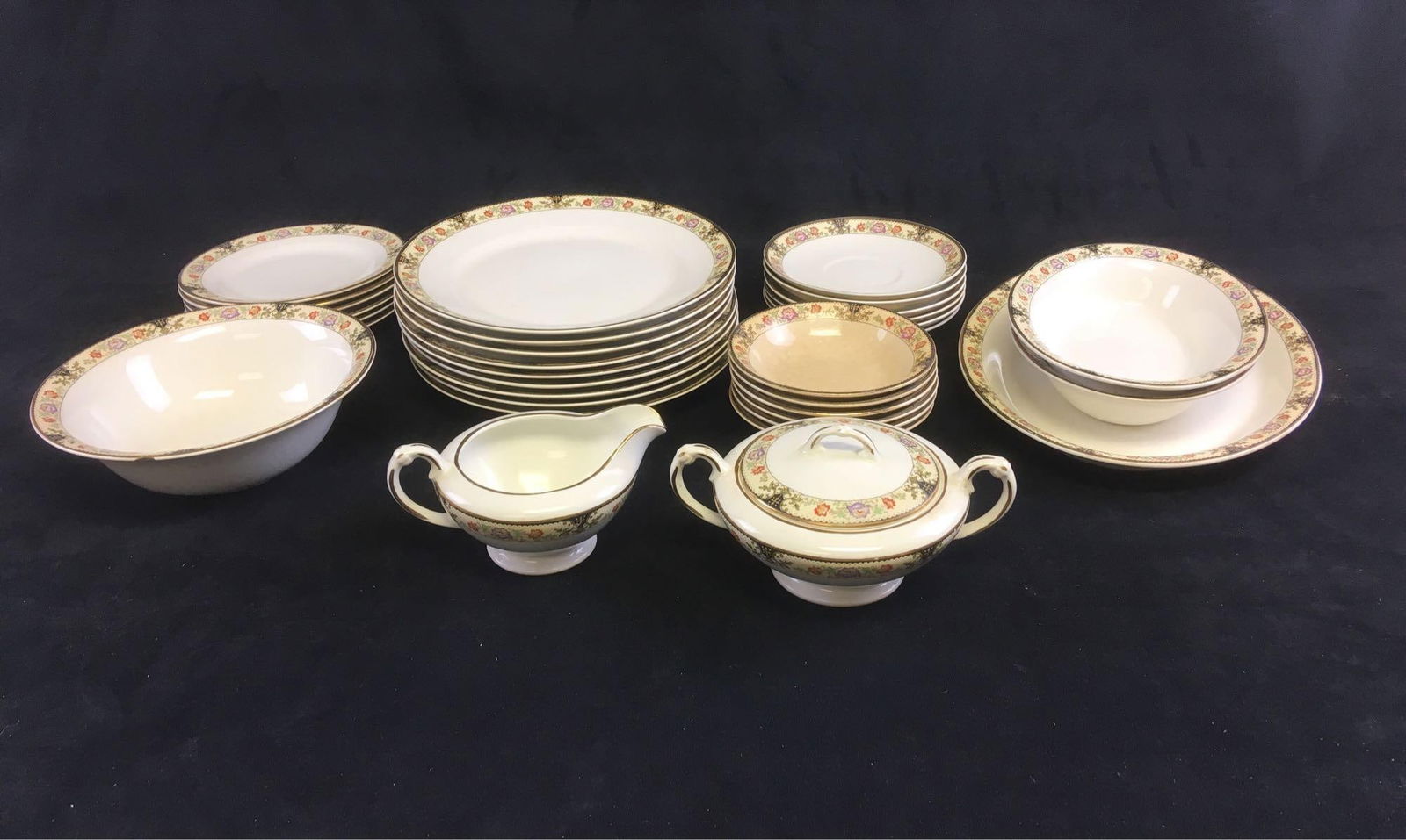 Vintage Crown Potteries Co Porcelain Set (1 of 15)