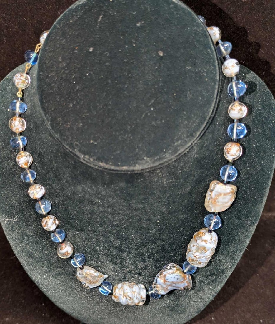 Vintage Italian Murano Blue And Gold Art Glass Bead Necklace ZZZZZ: Vintage Italian Murano Blue And Gold Art Glass Bead Necklace ZZZZZ. This is approx 17" and it weighs 0.09lb. 