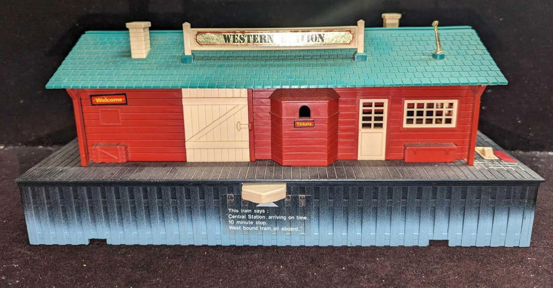 New Bright Western Station Model Train HO Scale (1 of 9)