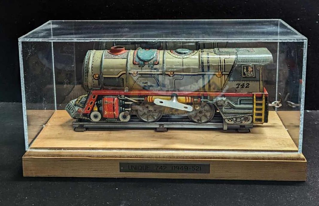 Unique Art #742 Tin Litho Steam Locomotive (1 of 7)