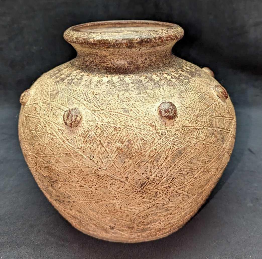Vintage Pottery Made In Thailand Textured Vase: Vintage Pottery Made In Thailand Textured Vase. This is approx 10" x 10" x 9" and it weighs 7.10 lbs. The vase has some chips. Please see the images as they are part of the description. The maker and