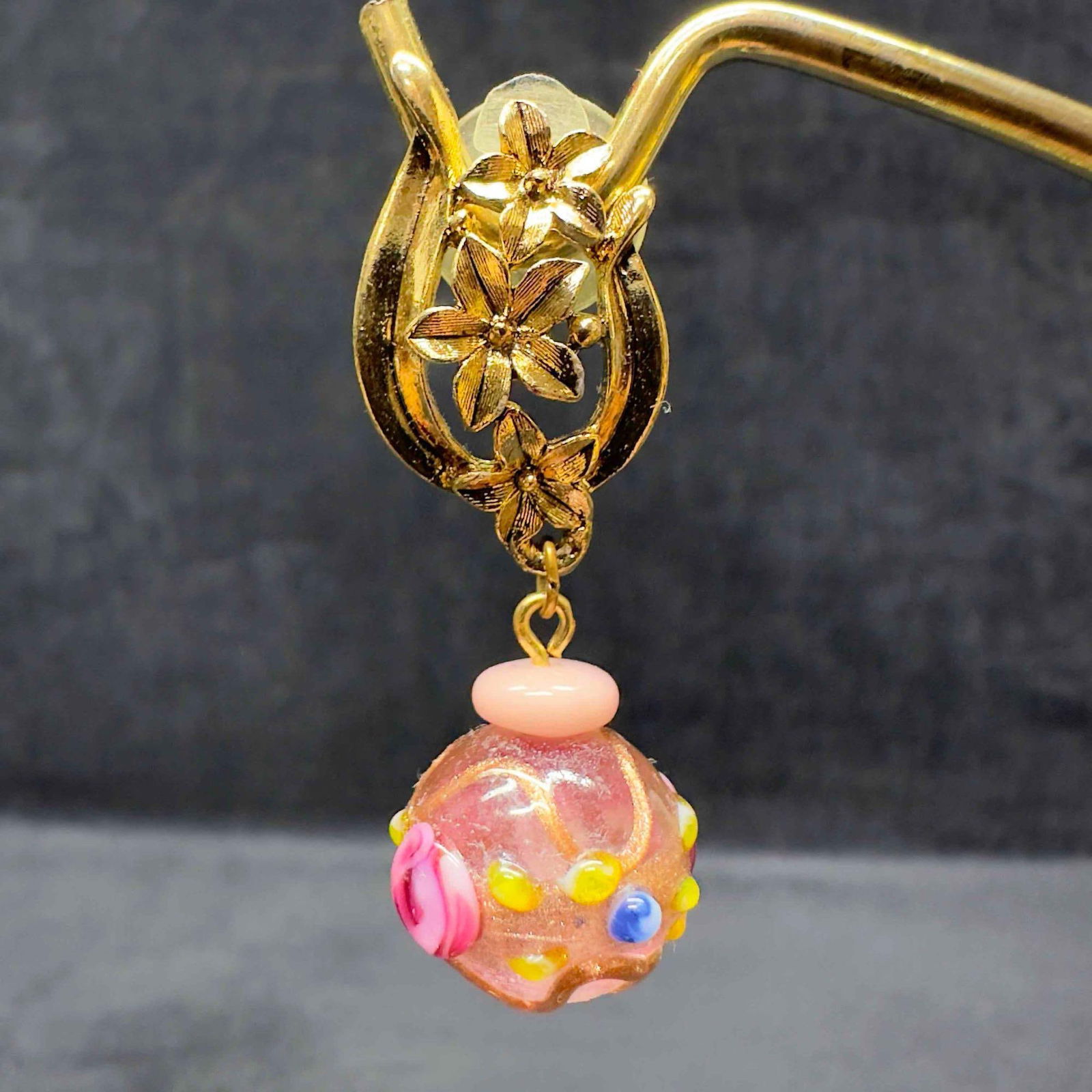 Murano Venetian Art Glass Lamp Work Clear Pink Beaded Gold Toned Floral Earrings D35: Murano Venetian Art Glass Lamp Work Clear Pink Beaded Gold Toned Floral Earrings D35. Earrings with clear pink colored glass beads with beautiful designs on each. The earrings feature gold toned