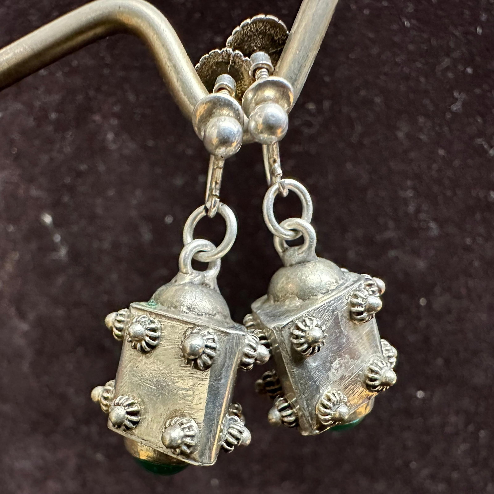 Green Onyx Gemstone 925 Sterling Silver Dangle Earrings R1: This item is in good pre-owned, previously used/displayed condition with noticeable light wear and surface scratches. Please reference all photos for full details. This piece of jewelry has been