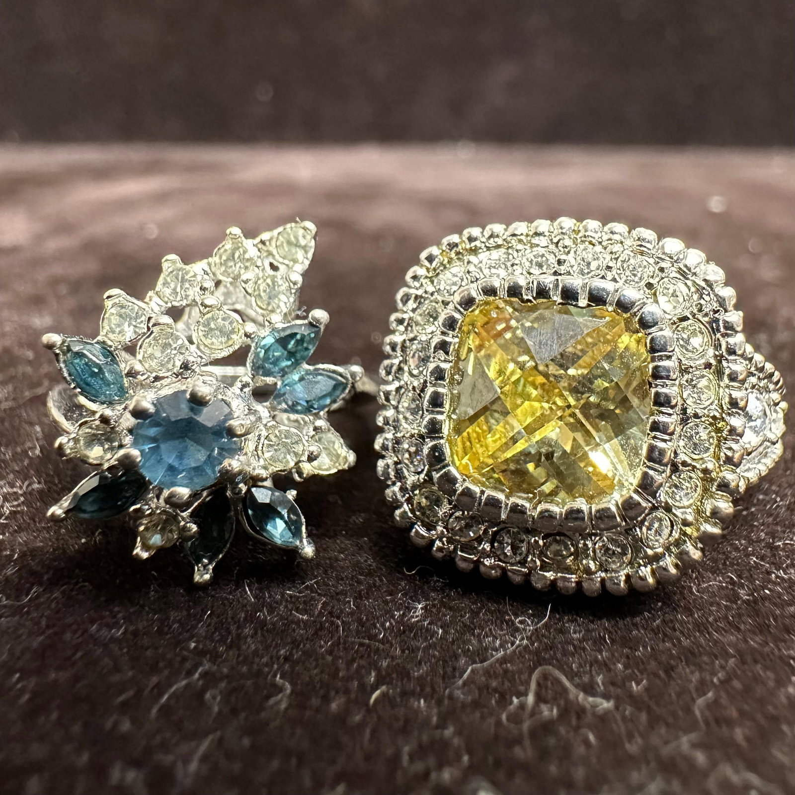 Pair of Costume Jewelry Gold Plated Rings Yellow Cushion Cut Glass and Blue Floral Cluster Ring O5 (1 of 12)
