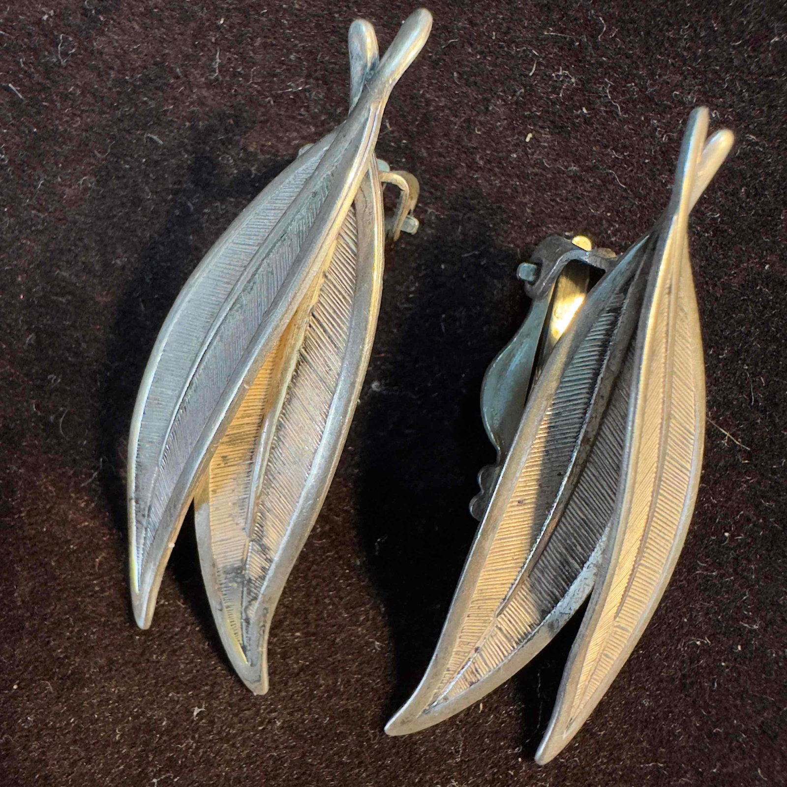 Sterling Silver Dual Leaf Clip On Paddle Back Earrings A59: This item is in good pre-owned, previously used/displayed condition with noticeable light wear, and surface scratches. Please reference all photos for full details. This piece of jewelry has been